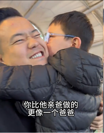 【情感】后爸陪儿子祭奠亲爸,男孩的话看哭无数人:请保佑我这个爸一家,他们对我老好了(组图) - 3