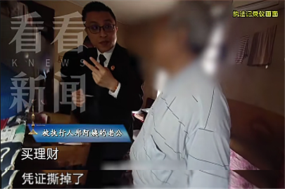 罕见！上海阿姨每天躺在100万现金上睡觉，家中成箱的现金...（组图） - 4