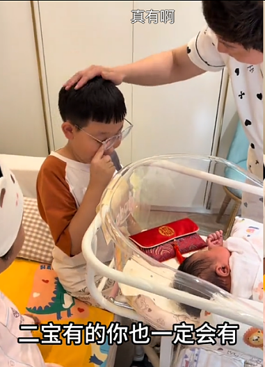 【情感】后爸陪儿子祭奠亲爸,男孩的话看哭无数人:请保佑我这个爸一家,他们对我老好了(组图) - 4