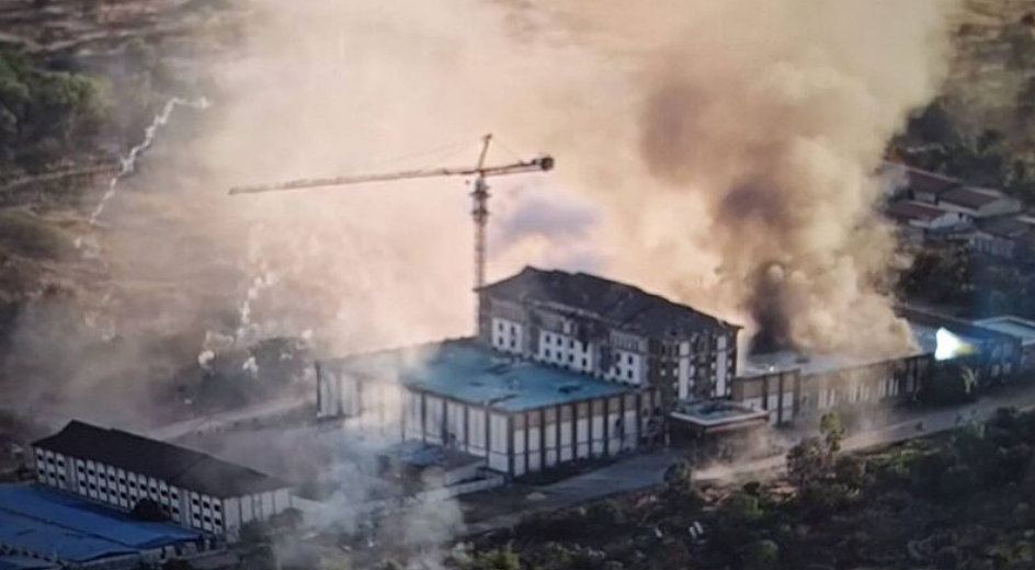 泰国轰炸“柬埔寨奢华赌场”画面曝！6诈骗大楼沦废墟（组图） - 2