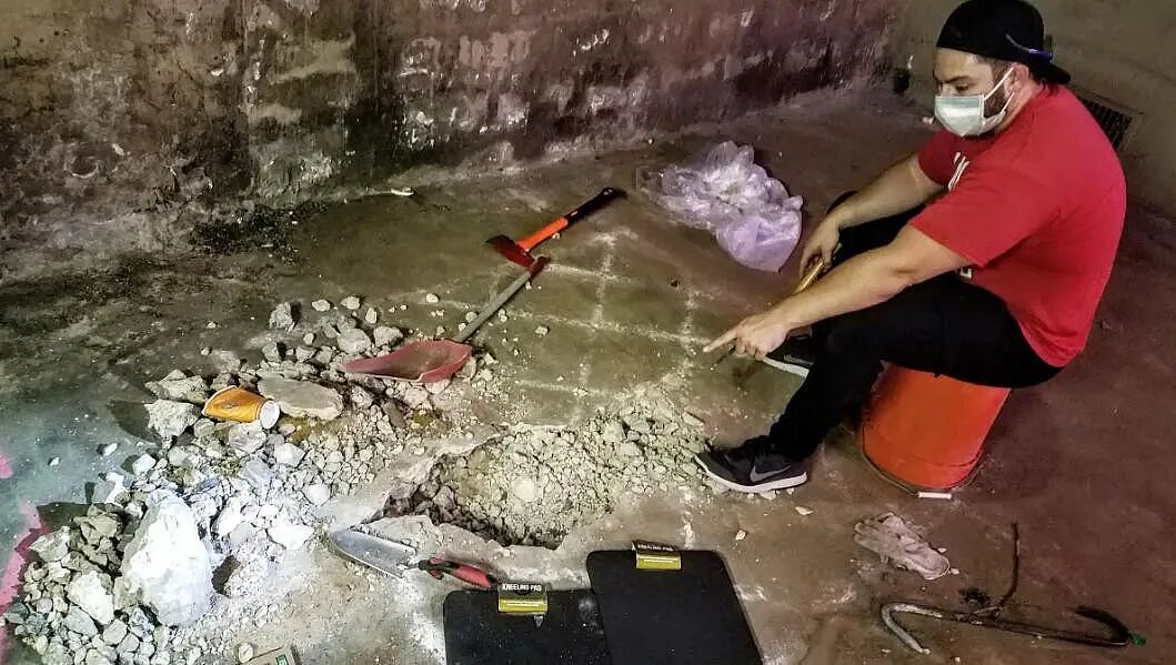 父亲出门买烟,却突然人间蒸发?55年后,家人在地下室挖出一具白骨...(组图) - 7