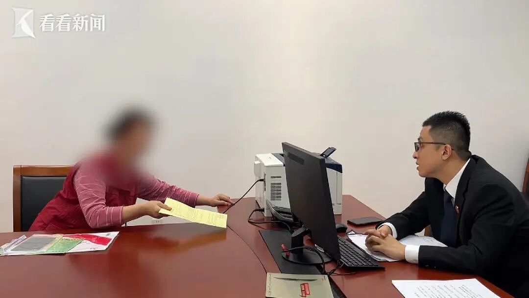 罕见！上海阿姨每天躺在100万现金上睡觉，家中成箱的现金...（组图） - 5