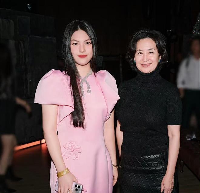 硬闯啊？李湘王岳伦为16岁女儿王诗龄铺路到豪门何超琼霍启刚身边（组图） - 1