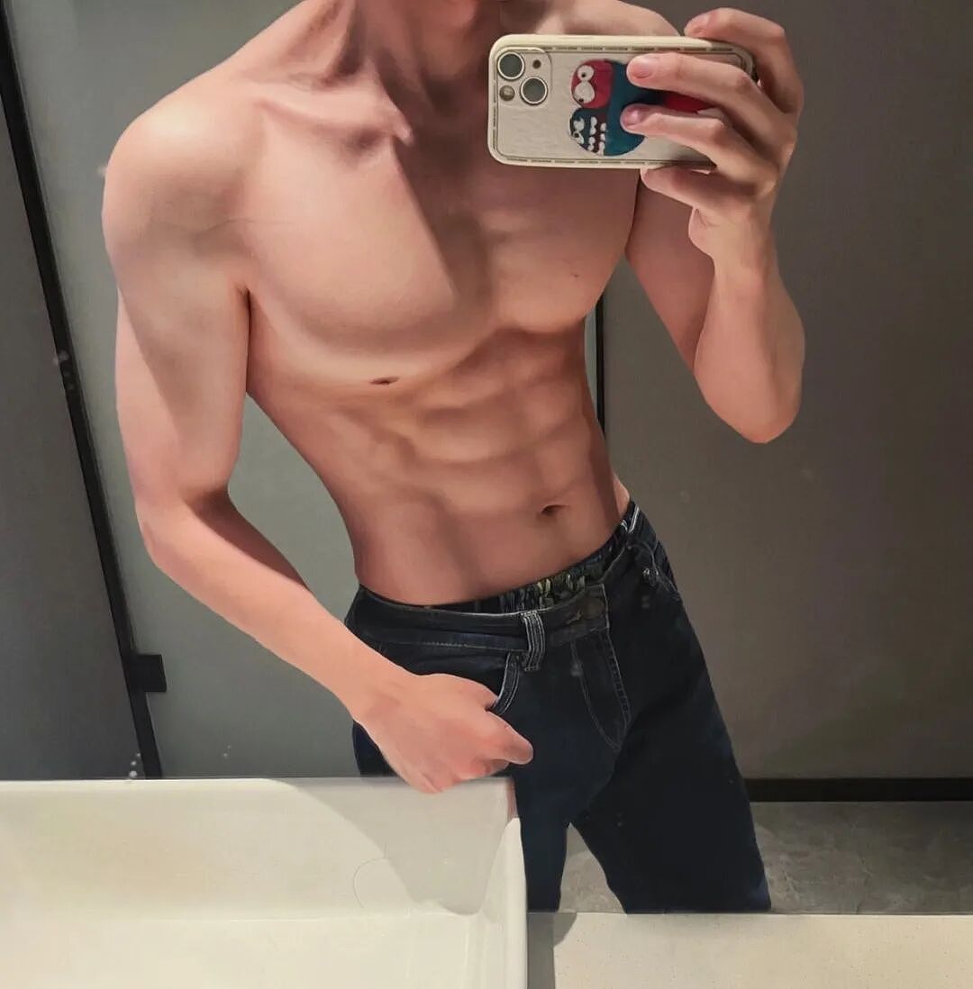 【帅哥】185极品硬汉体育生上演湿身诱惑?网友:胸肌比屁股都大...(组图) - 1