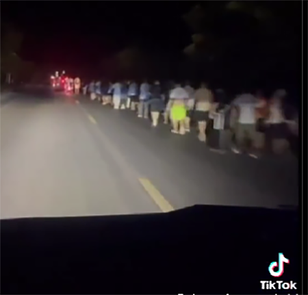 泰军炮击柬埔寨境内赌场电诈基地！成群的人提着行李箱从电诈中心逃离（组图） - 4