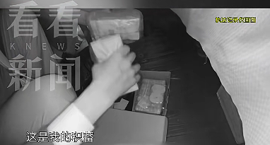 罕见！上海阿姨每天躺在100万现金上睡觉，家中成箱的现金...（组图） - 10