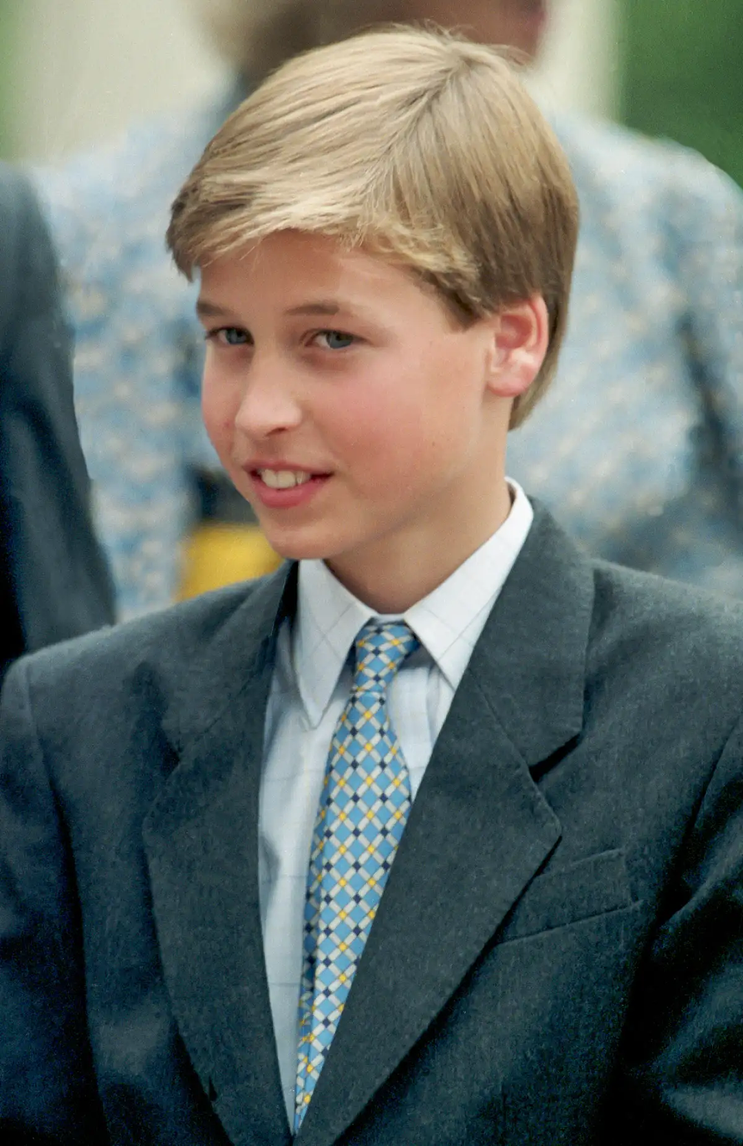 英王室三小只久违露面气质大变？夏洛特一身红裙气场变更强，弟弟路易已是小帅哥模样（组图） - 14