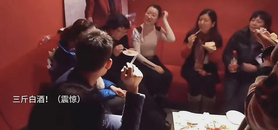 黑料不少，绯闻缠身，却深受富婆追捧，还抢着为他花钱（组图） - 2