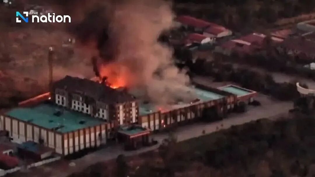 泰军炮击柬埔寨境内赌场电诈基地！成群的人提着行李箱从电诈中心逃离（组图） - 1