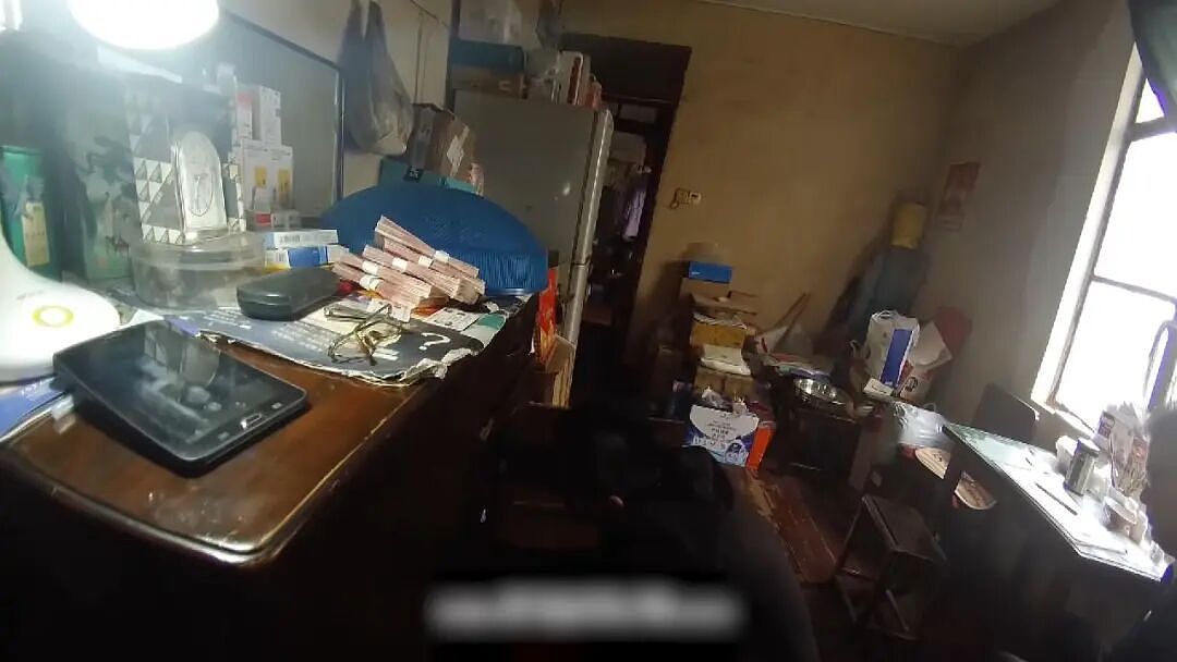 罕见！上海阿姨每天躺在100万现金上睡觉，家中成箱的现金...（组图） - 13
