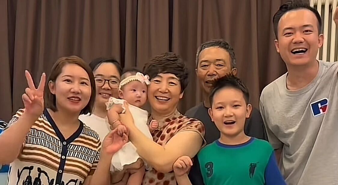 【情感】后爸陪儿子祭奠亲爸,男孩的话看哭无数人:请保佑我这个爸一家,他们对我老好了(组图) - 1
