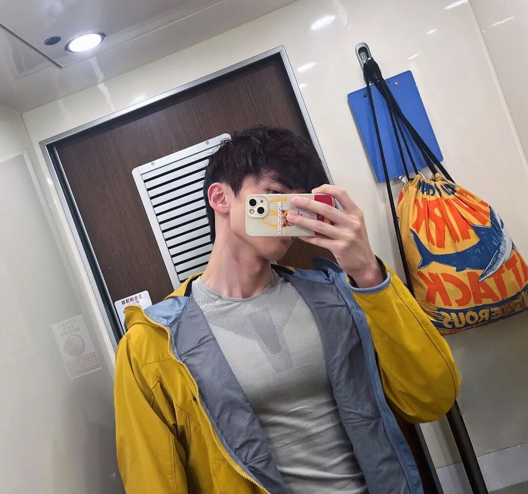 【帅哥】185极品硬汉体育生上演湿身诱惑?网友:胸肌比屁股都大...(组图) - 16