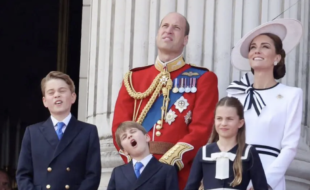 英王室三小只久违露面气质大变？夏洛特一身红裙气场变更强，弟弟路易已是小帅哥模样（组图） - 19