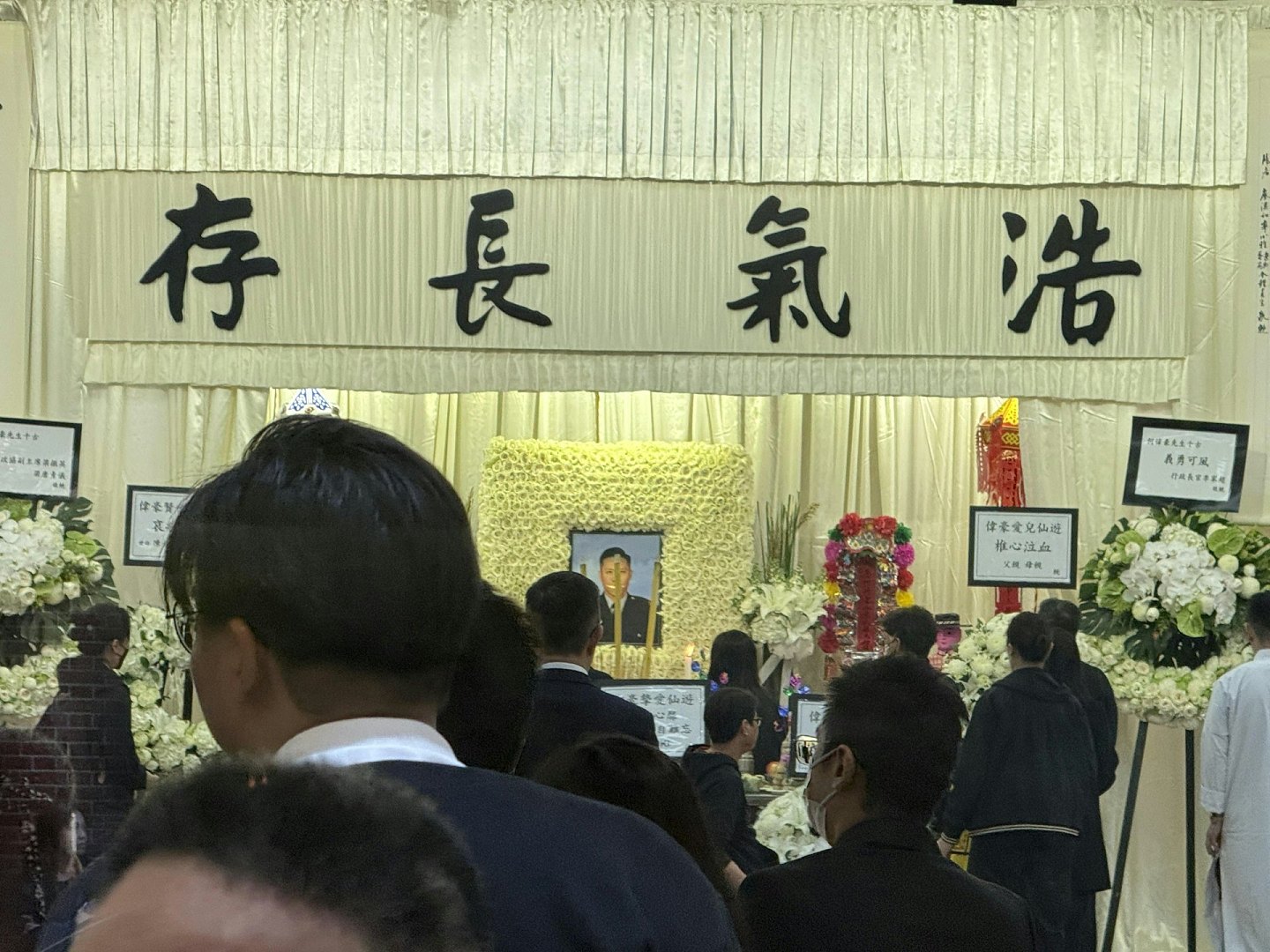宏福苑大火殉职消防员何伟豪设灵,女友花圈放中央:不思量自难忘(组图) - 5