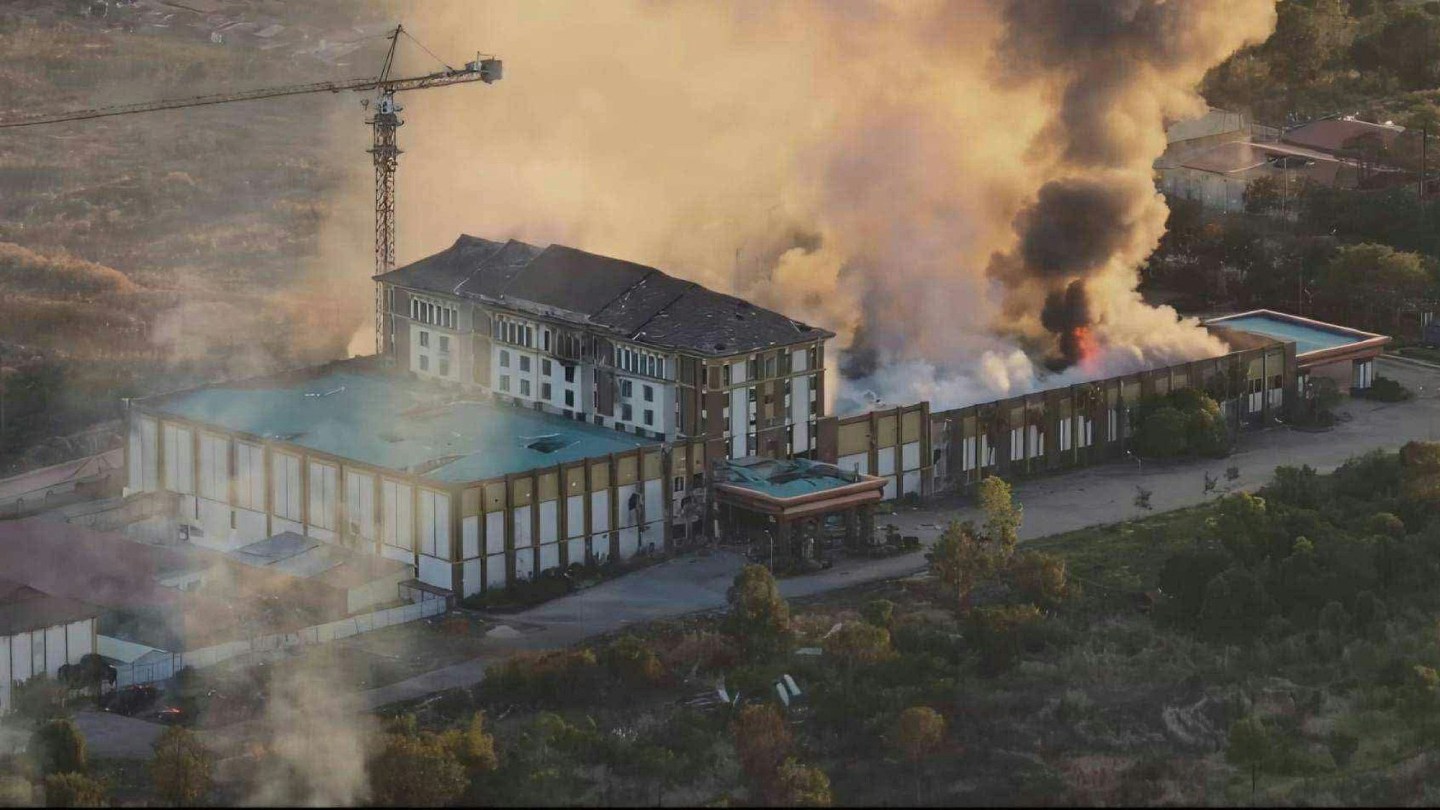 泰国称摧毁6柬埔寨诈骗基地,一赌场大楼遭泰军炮轰起火(视频/组图) - 2