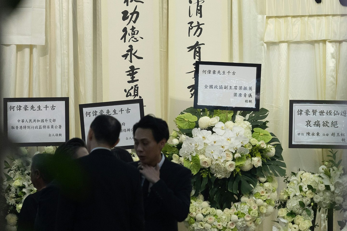 宏福苑大火殉职消防员何伟豪设灵,女友花圈放中央:不思量自难忘(组图) - 3