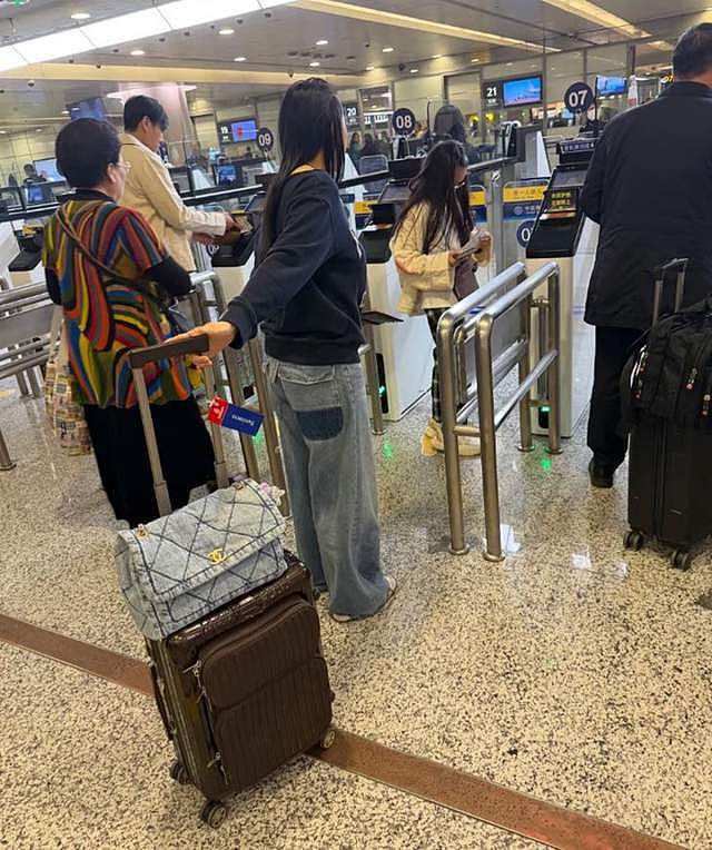 秦昊一家五口度假，伊能静少女打扮但很显胖，走哪都带公婆真孝顺（组图） - 1