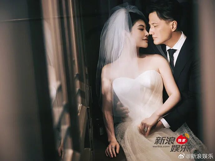 公开婚纱照！知名女星宣布将于明年办婚礼，两人相差15岁（组图） - 1
