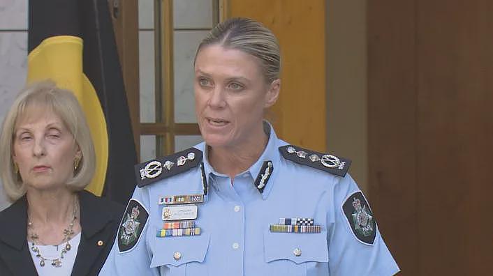 新州警方当街抓的7名维州男子会被释放；“我平生第一次给一个男的送花”，中国留学生在枪击案发生时被19岁的救生员救了（组图） - 19