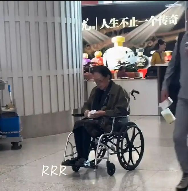 75岁斯琴高娃近况曝光令人担忧!比以前瘦了不少,私下没少抽烟(组图) - 4