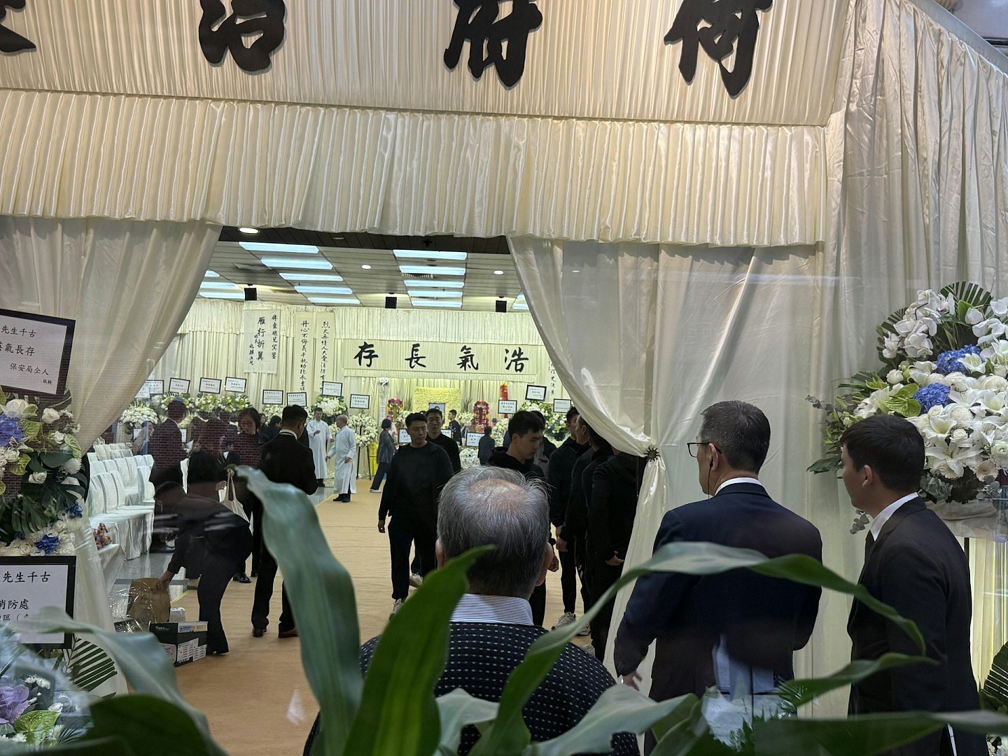 宏福苑大火殉职消防员何伟豪设灵,女友花圈放中央:不思量自难忘(组图) - 7