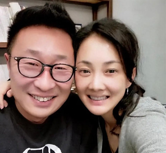 56岁林永健摸宋祖儿手拍大腿,网友:难怪她能复出(组图) - 11