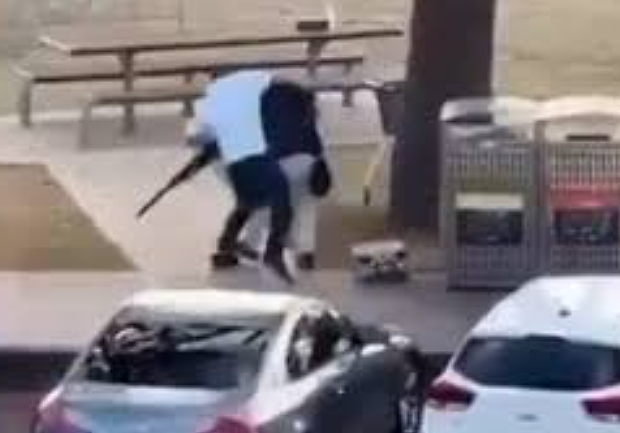 继Bondi海滩后,墨尔本海滩又出事,两百多人暴乱失控,大批警察出动现场混乱不堪...(组图) - 10