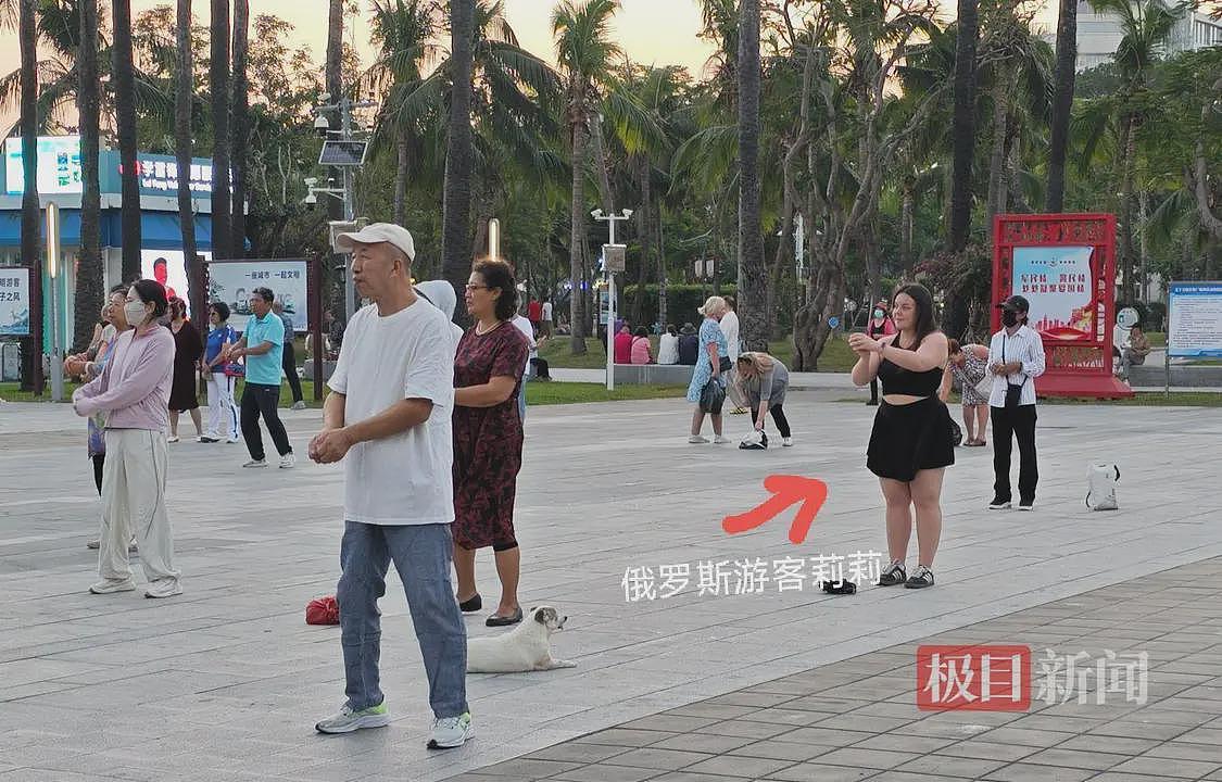 海南封关首日，俄罗斯游客融入三亚广场舞队伍（组图） - 2
