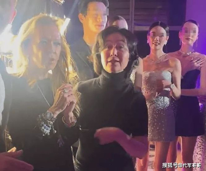 本想为女儿铺路的李湘，竟意外栽在了何超琼手里（组图） - 3
