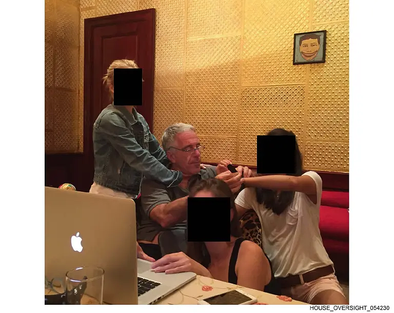爱泼斯坦新照再曝！“洛丽塔”写在女性身体上，比尔盖茨同框神秘女（组图） - 1