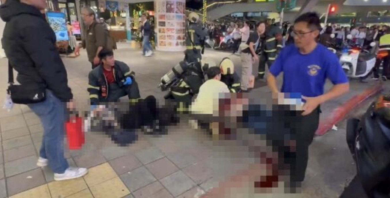 4死9伤!台北男子当街投掷烟雾弹,持刀追砍路人,被追捕时坠亡(视频/组图) - 4