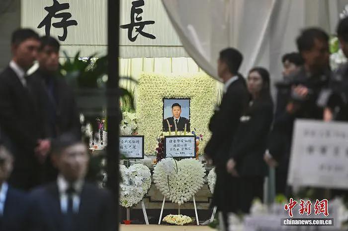 香港殉职消防员何伟豪设灵,李家超等人到场悼念(组图) - 1