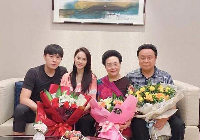 秦昊一家五口度假，伊能静少女打扮但很显胖，走哪都带公婆真孝顺（组图） - 7