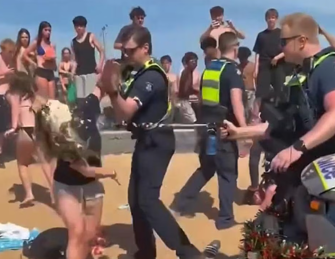 继Bondi海滩后,墨尔本海滩又出事,两百多人暴乱失控,大批警察出动现场混乱不堪...(组图) - 5