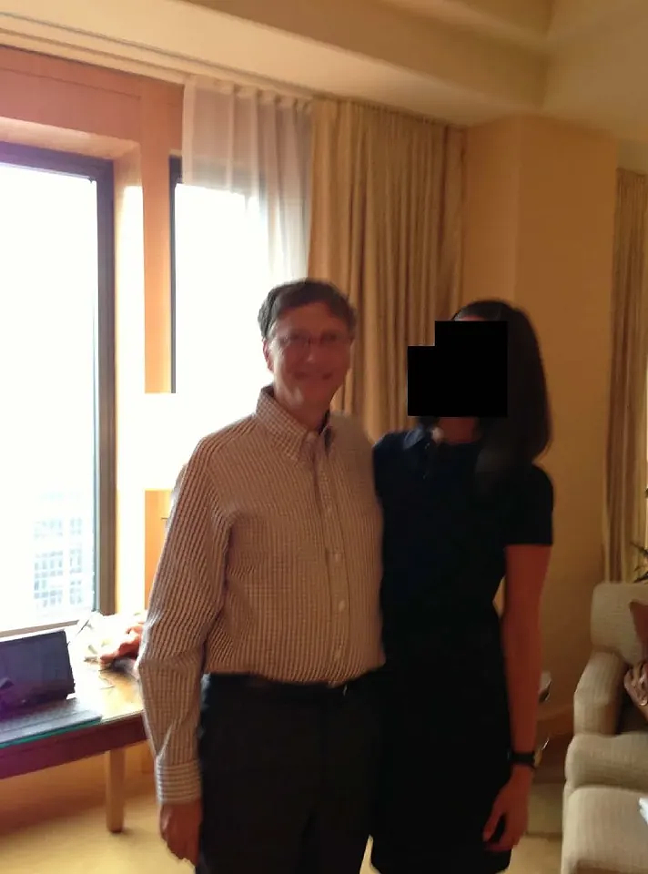 爱泼斯坦新照再曝！“洛丽塔”写在女性身体上，比尔盖茨同框神秘女（组图） - 5