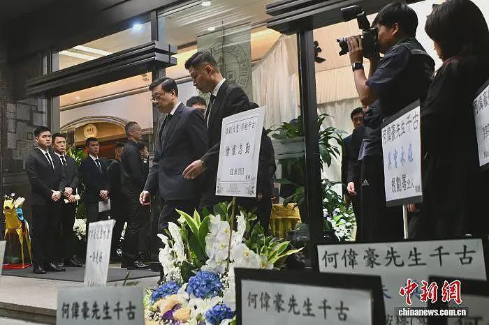 香港殉职消防员何伟豪设灵,李家超等人到场悼念(组图) - 2