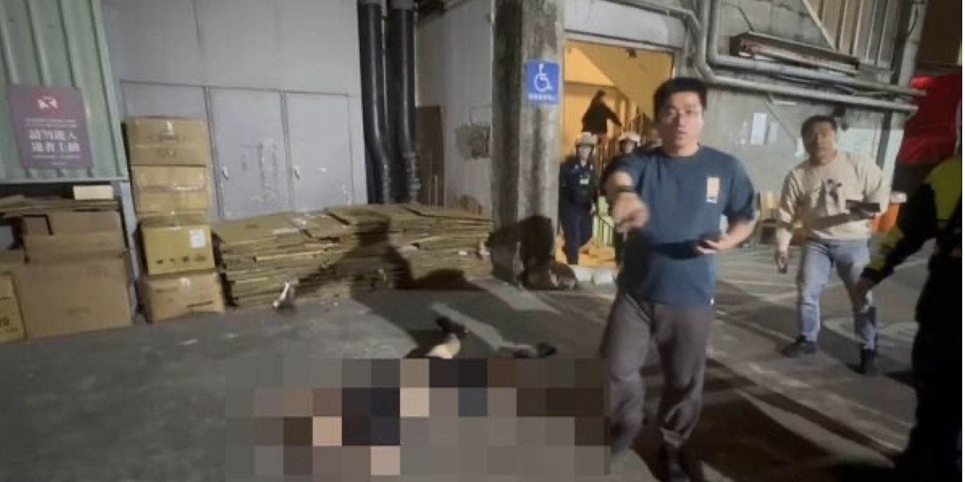 4死9伤!台北男子当街投掷烟雾弹,持刀追砍路人,被追捕时坠亡(视频/组图) - 5
