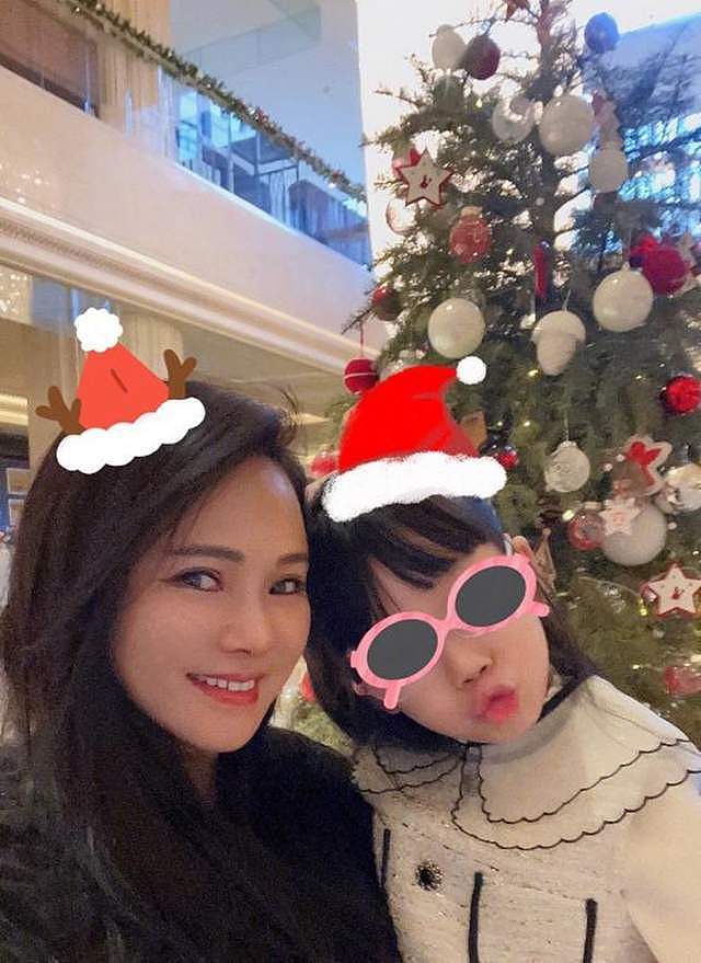 秦昊一家五口度假，伊能静少女打扮但很显胖，走哪都带公婆真孝顺（组图） - 8