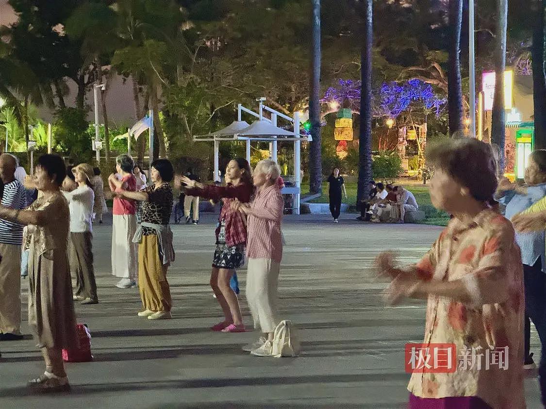 海南封关首日，俄罗斯游客融入三亚广场舞队伍（组图） - 1