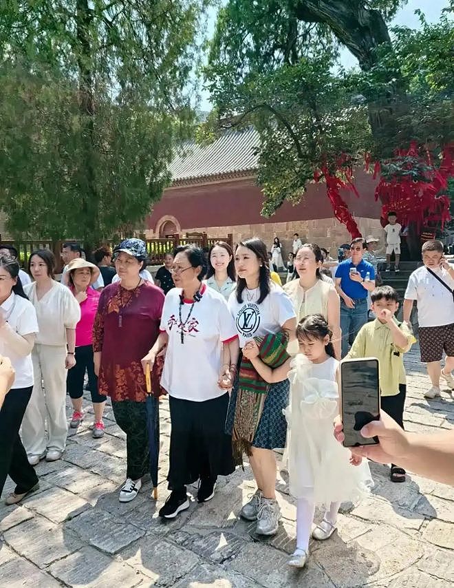 75岁斯琴高娃近况曝光令人担忧!比以前瘦了不少,私下没少抽烟(组图) - 5