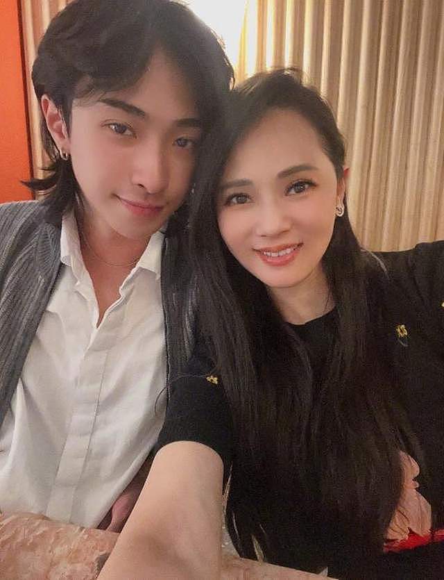 秦昊一家五口度假，伊能静少女打扮但很显胖，走哪都带公婆真孝顺（组图） - 9