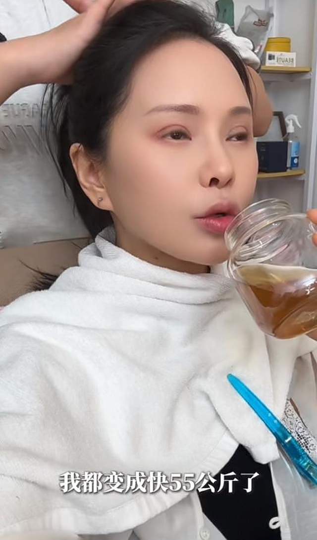 秦昊一家五口度假，伊能静少女打扮但很显胖，走哪都带公婆真孝顺（组图） - 2