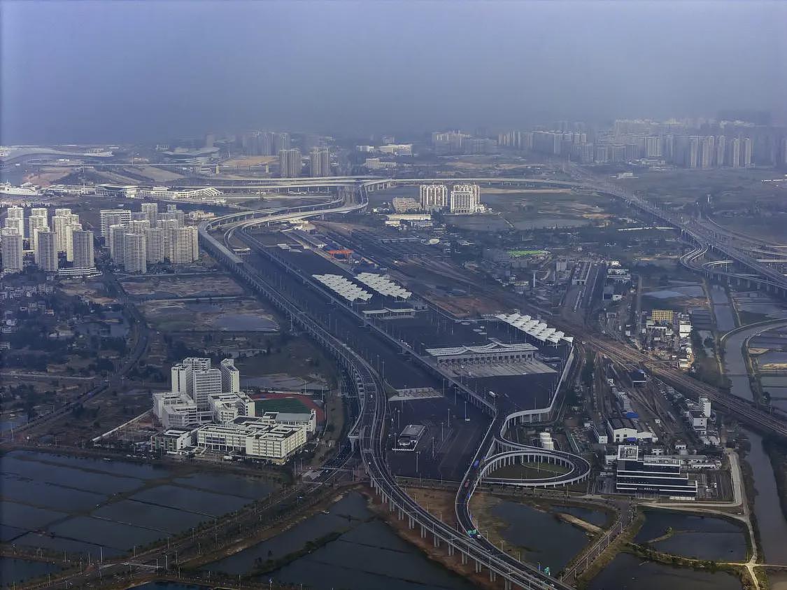 直击海南封关首日:免税城苹果手机最高可减近千元,日均新增注册公司超千家(组图) - 10