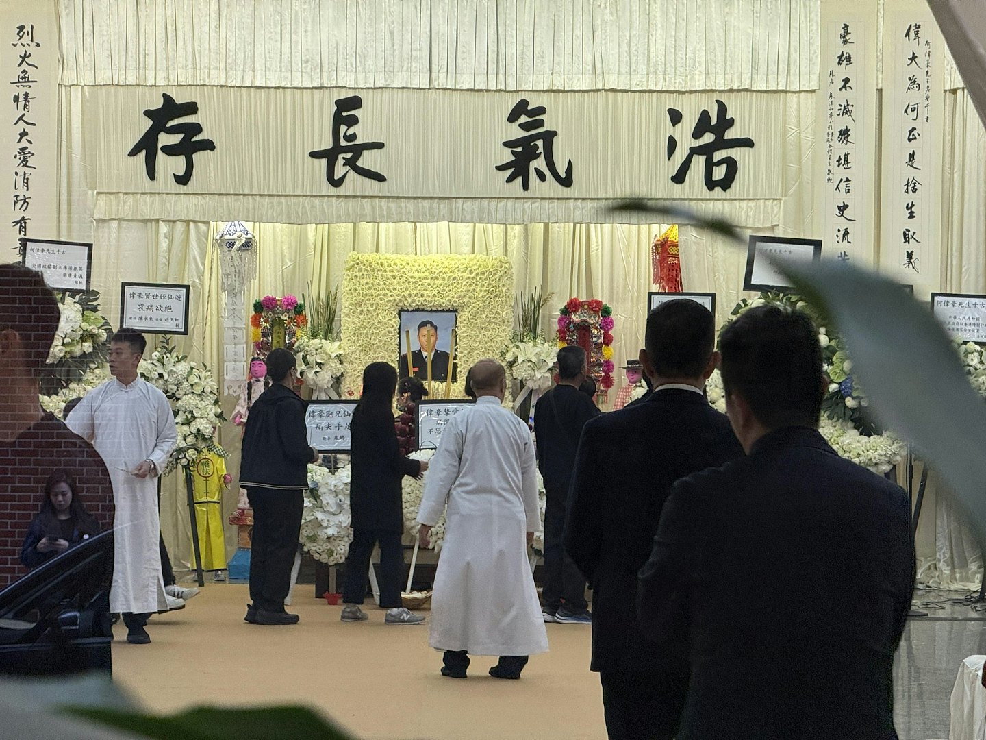 宏福苑大火殉职消防员何伟豪设灵,女友花圈放中央:不思量自难忘(组图) - 6