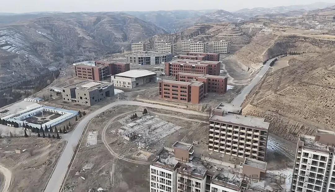 发生了什么,黄土高坡最大烂尾建筑群令人震惊(组图) - 3