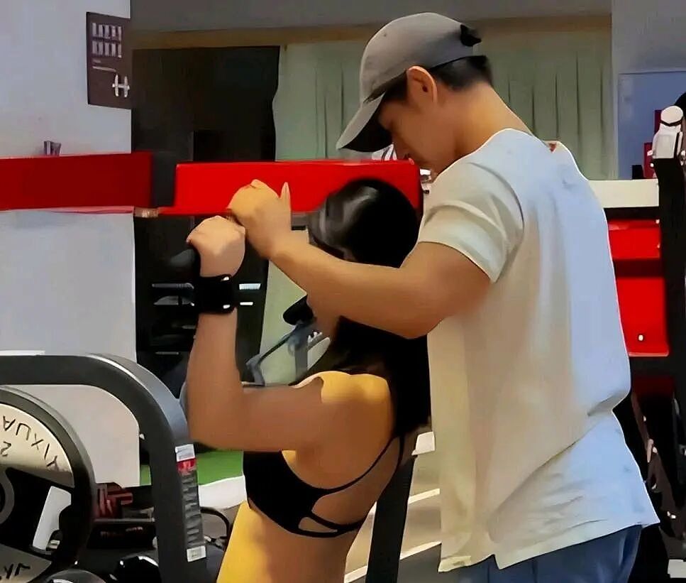 健身教练傍45岁已婚富婆同游泰国，照片围猎手段被曝：四肢发达头脑不简单（组图） - 8
