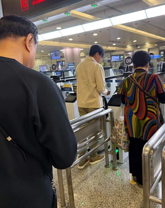 秦昊一家五口度假，伊能静少女打扮但很显胖，走哪都带公婆真孝顺（组图） - 3