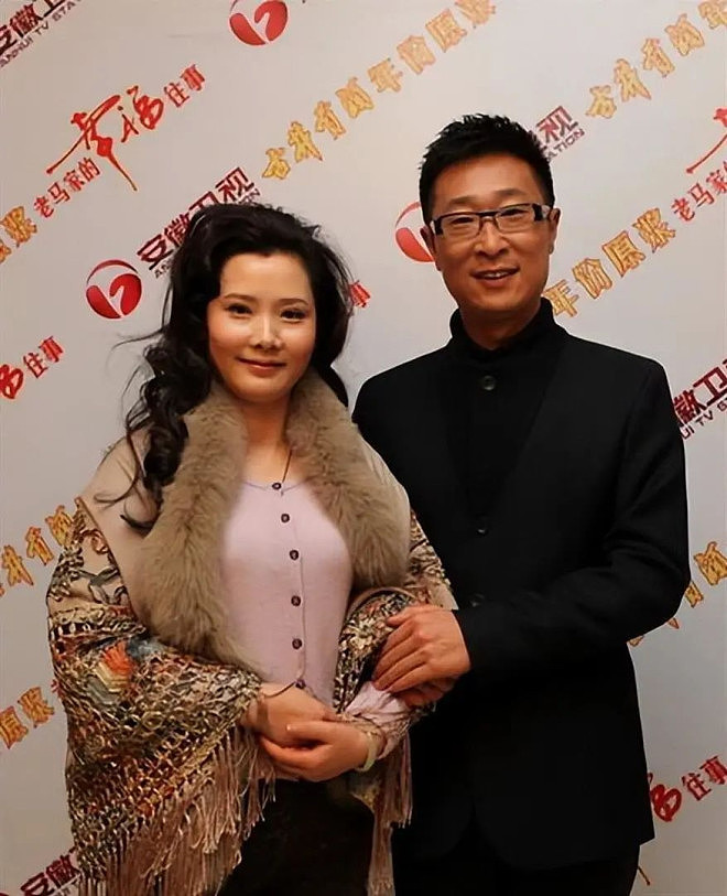 56岁林永健摸宋祖儿手拍大腿,网友:难怪她能复出(组图) - 8