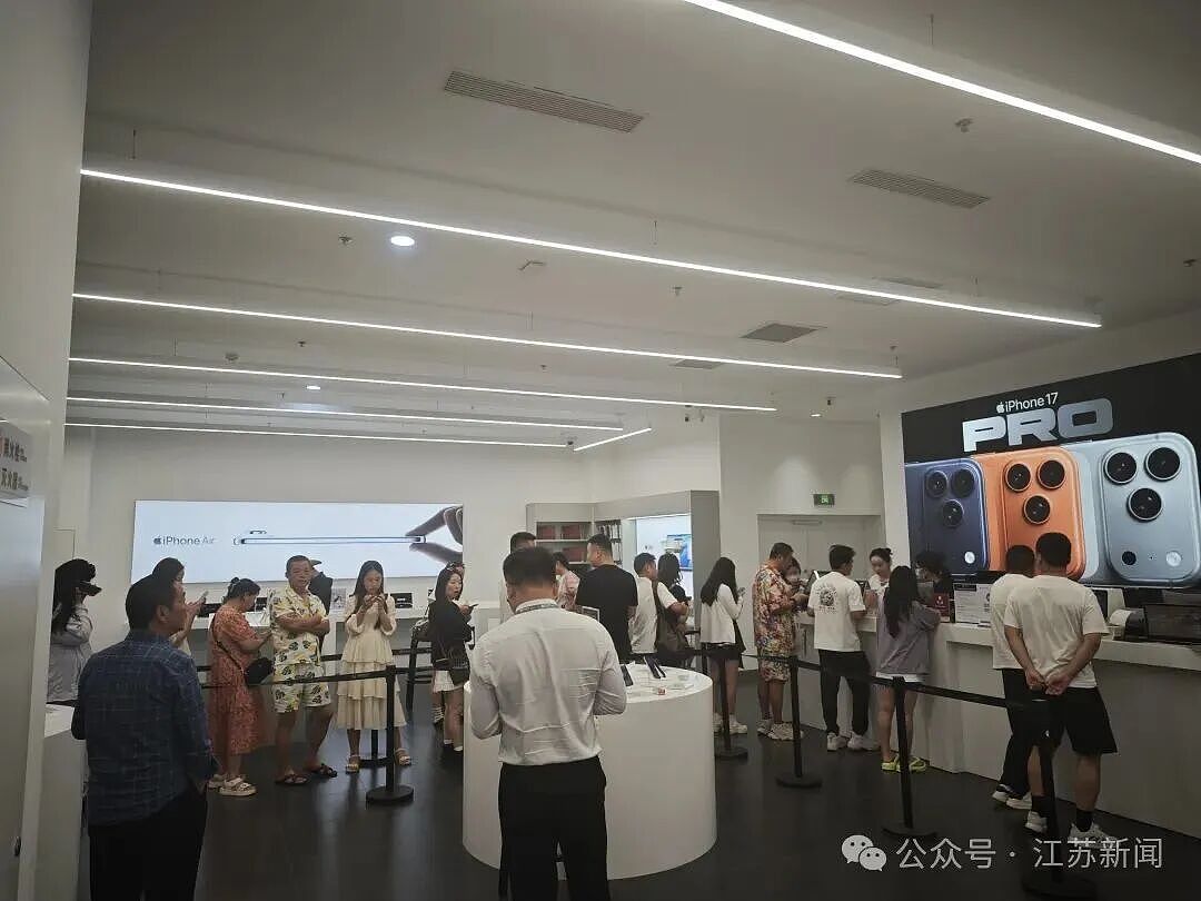 iPhone最高立减2000多元,数百人排队抢购榴莲!海南封关,网友已经在看机票了……(组图) - 2