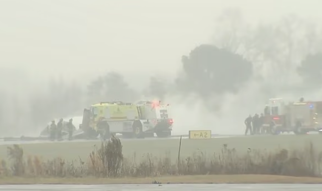突发！飞机坠毁爆炸，下秒烧成火球！多人遇难，名人死亡？机场没空管，返航失败（视频/组图） - 3